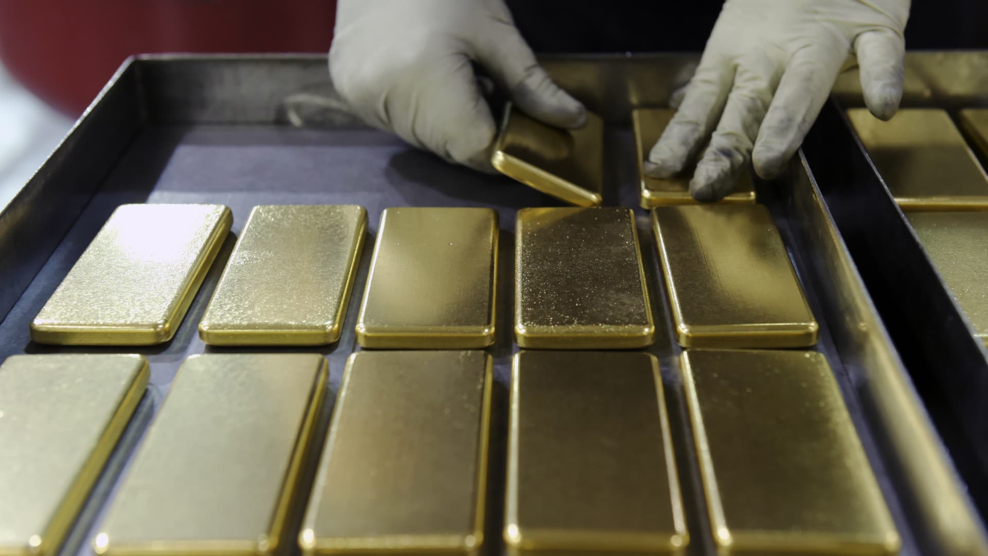 Americans think gold beats stocks as a long-term funding. Advisors disagree: ‘It’s more like a hypothesis’