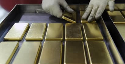 Gold drops after Powell leaves door open to more rate hikes 