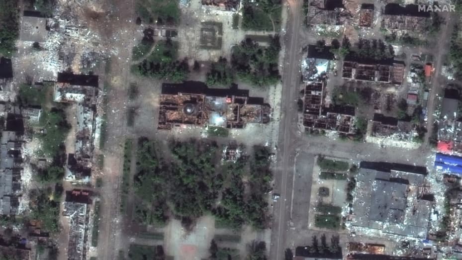 Maxar satellite imagery comparing the before/after destruction of School #12 and apartment buildings in Bakhmut, Ukraine. 