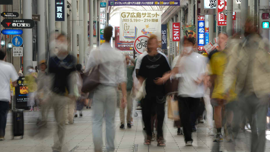 HIROSHIMA, JAPÓN - 17 DE MAYO: La gente camina debajo de una pancarta que promueve la cumbre del Grupo de los 7 (G7) en una calle comercial el 17 de mayo de 2023 en Hiroshima, Japón.  La cumbre del G7 se llevará a cabo en Hiroshima del 19 al 22 de mayo.  (Foto de Tomohiro Ohsumi/Getty Images)