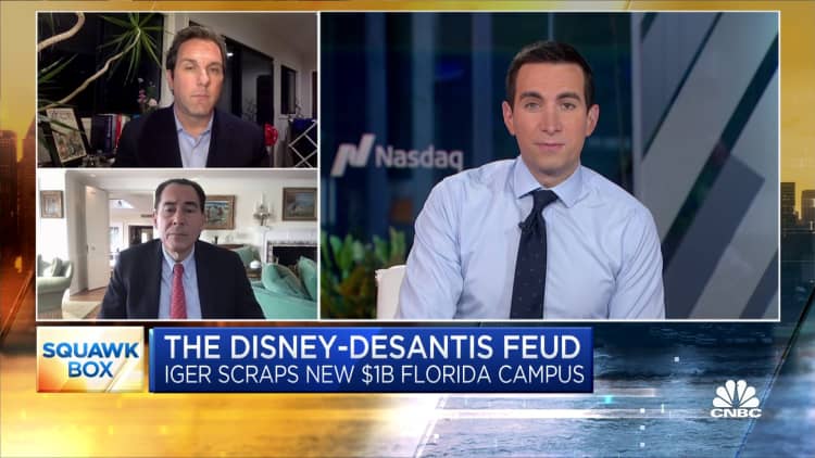 El CEO de Disney, Bob Iger, cree que puede ganar esta pelea contra el gobernador DeSantis: Matt Belloni de Puck