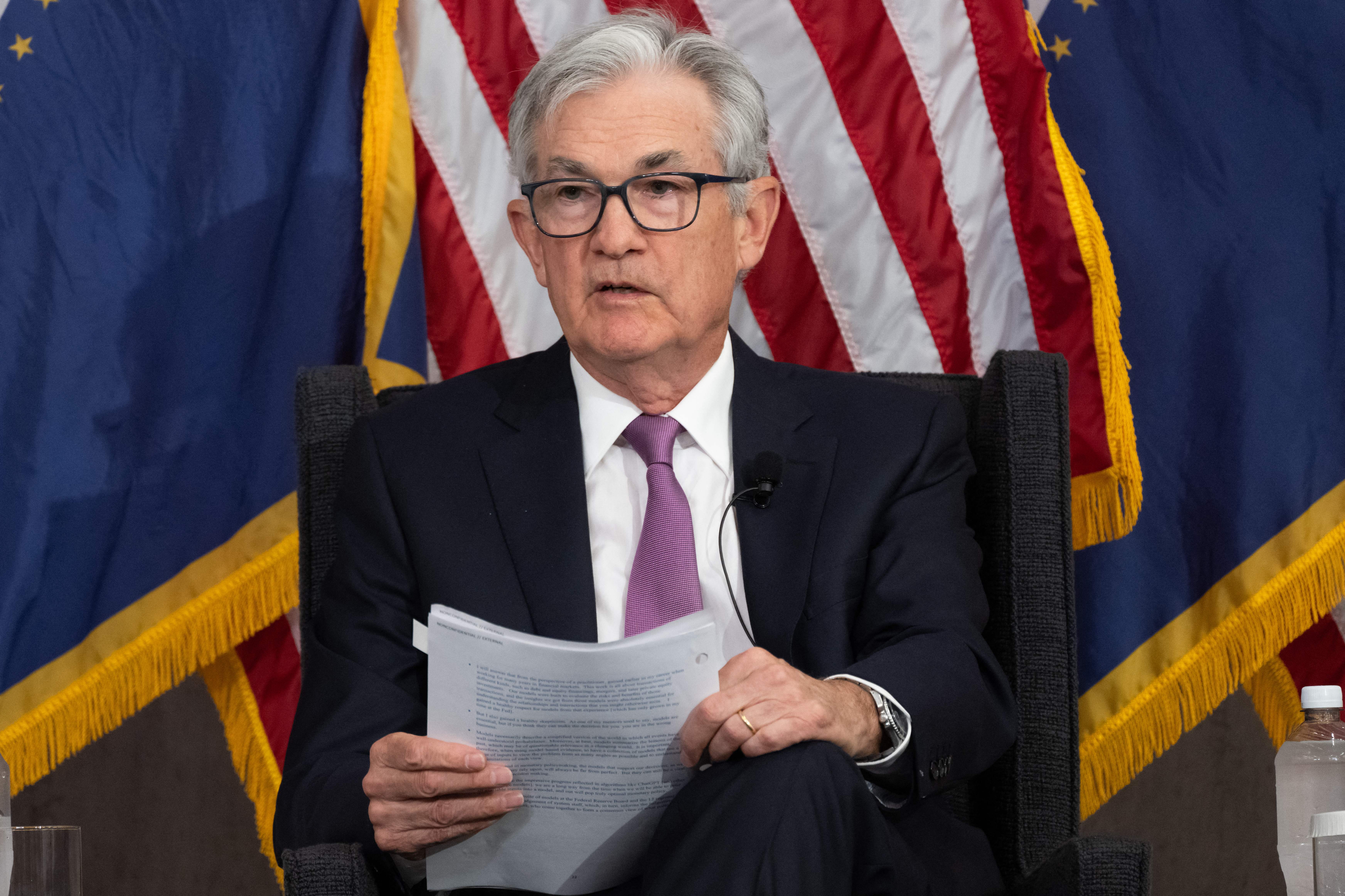 Fed-voorzitter Powell zegt dat de rentetarieven misschien niet zoveel hoeven te stijgen als verwacht om de inflatie in toom te houden