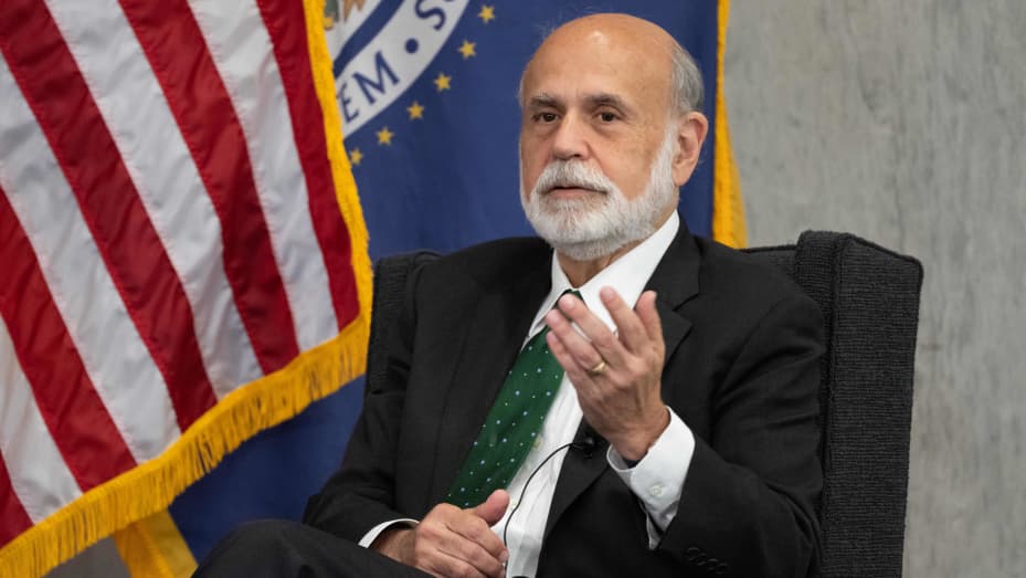El expresidente de la Junta de la Reserva Federal, Ben Bernanke, habla durante una discusión sobre "Perspectivas de la política monetaria" durante la Conferencia de investigación de Thomas Laubach en el edificio de la Junta de la Reserva Federal en Washington, DC, el 19 de mayo de 2023.