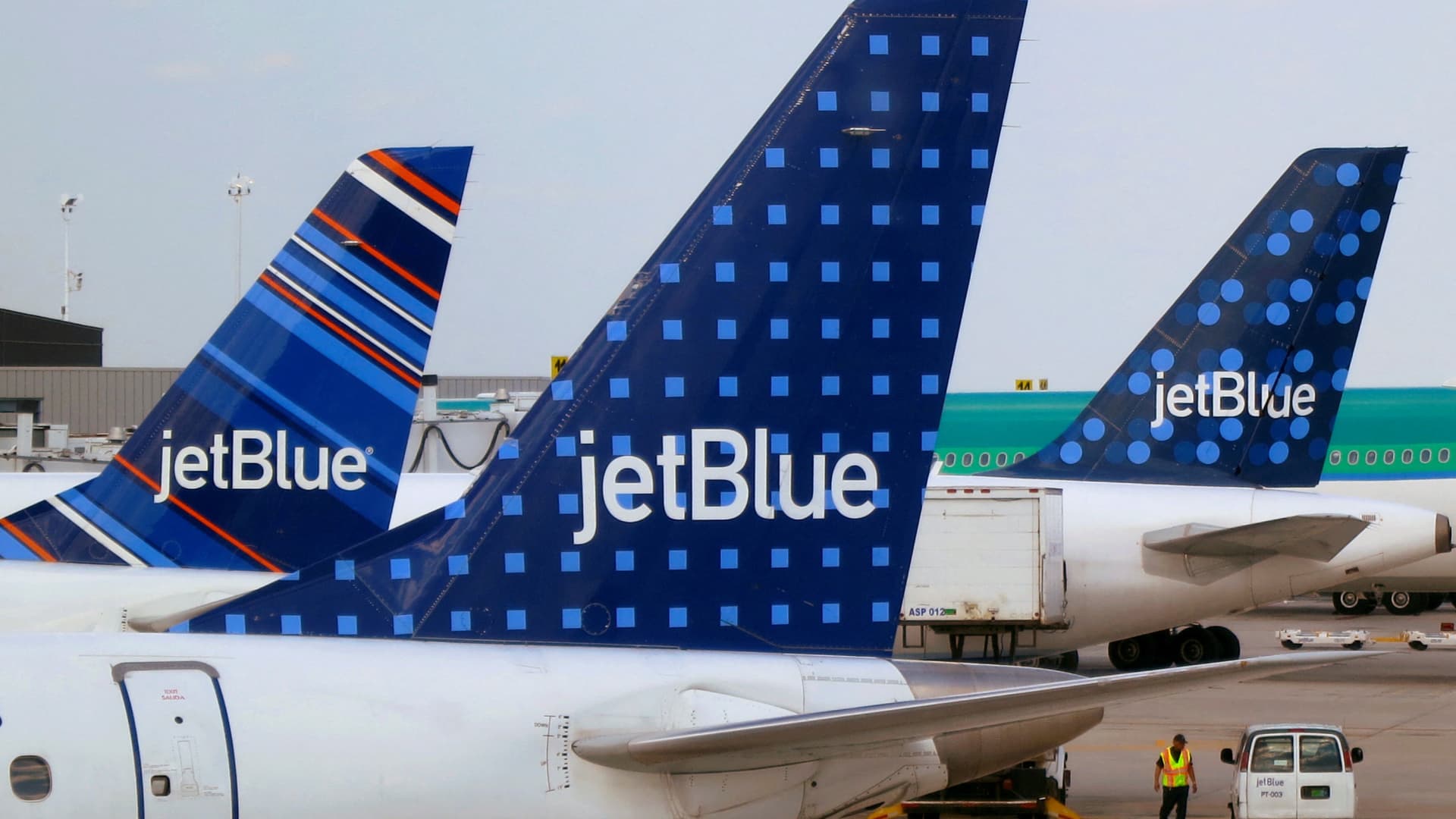 JetBlue raises flight attendant pay, union agrees to assist merger with Spirit