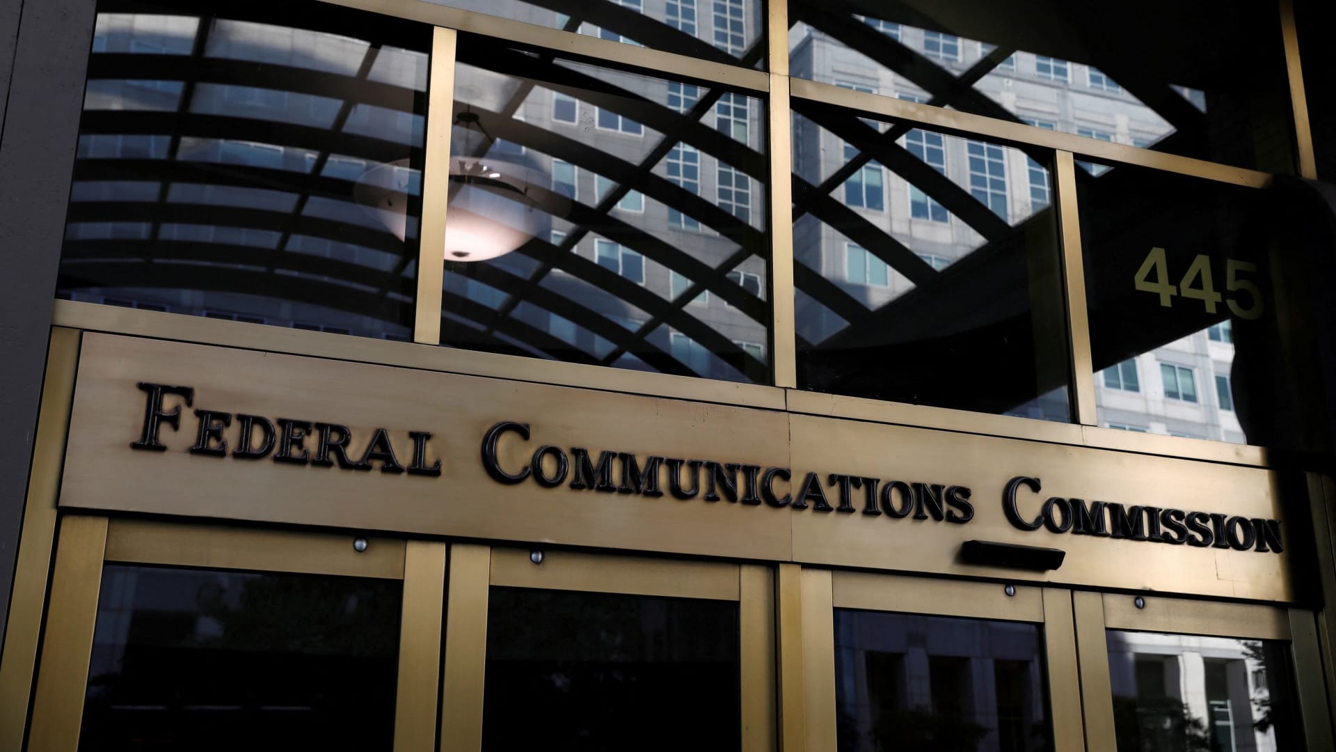 FCC votes to ban termination fees for cable and satellite services