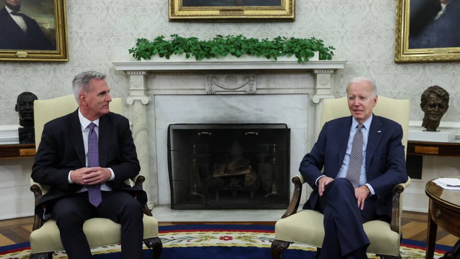 El presidente de los EE. UU., Joe Biden, organiza conversaciones sobre el límite de la deuda con el presidente de la Cámara de los EE. UU., Kevin McCarthy (R-CA), en la Oficina Oval de la Casa Blanca en Washington, EE. UU., 22 de mayo de 2023. REUTERS/Leah Millis