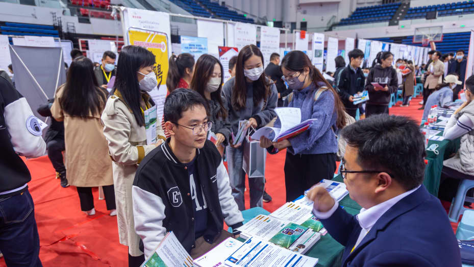 Los jóvenes de China enfrentan la perspectiva de menores ganancias económicas en medio de un desempleo juvenil récord en la segunda economía más grande del mundo.