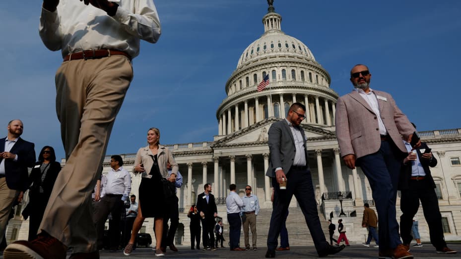 Los visitantes caminan por la plaza en los EE. UU. Capitolio en medio de negociaciones en curso que buscan un acuerdo para elevar el techo de la deuda de los Estados Unidos y evitar un incumplimiento catastrófico, en Washington, EE. UU. 24 de mayo de 2023.  REUTERS / Jonathan Ernst