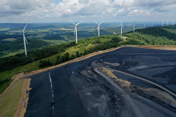Investments in fossil fuels will exceed 1 trillion dollars in 2023, says the IEA