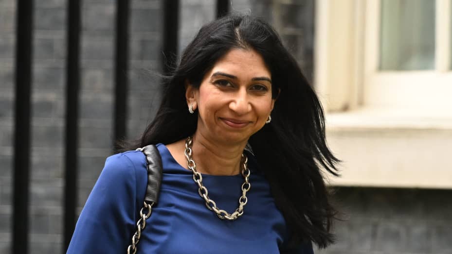 La ministra del Interior del Reino Unido, Suella Braverman, asiste a la reunión semanal del gabinete del gobierno en 10 Downing Street el 23 de mayo de 2023 en Londres, Inglaterra.