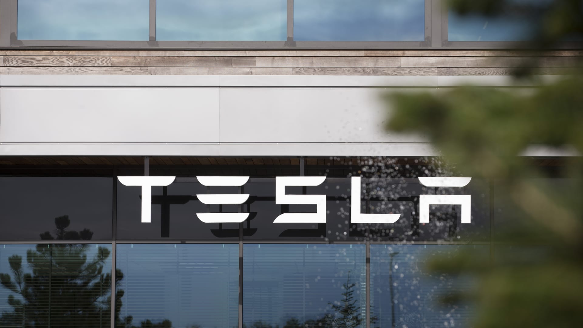 German authorities looking into possible data protection violations by Tesla, newspaper reports