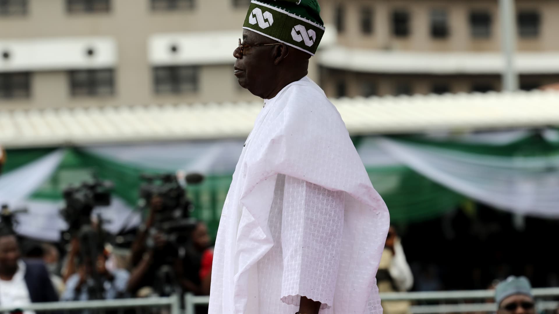 Le nouveau président nigérian s’engage à relancer l’économie alors qu’il hérite d’un « pays brisé »