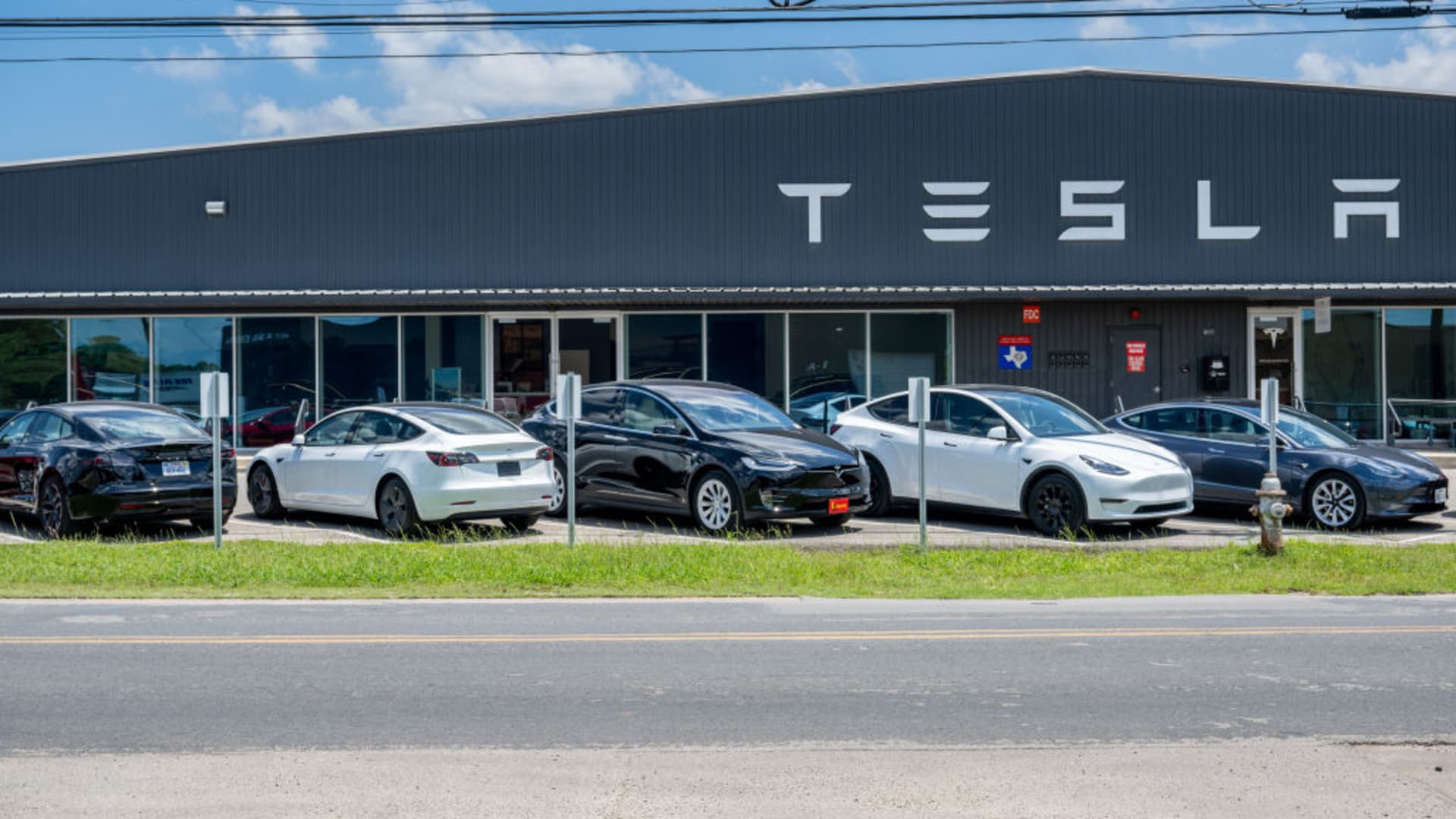 Shares generating the major moves midday: Tesla, American Airways, Boeing, Humana and extra