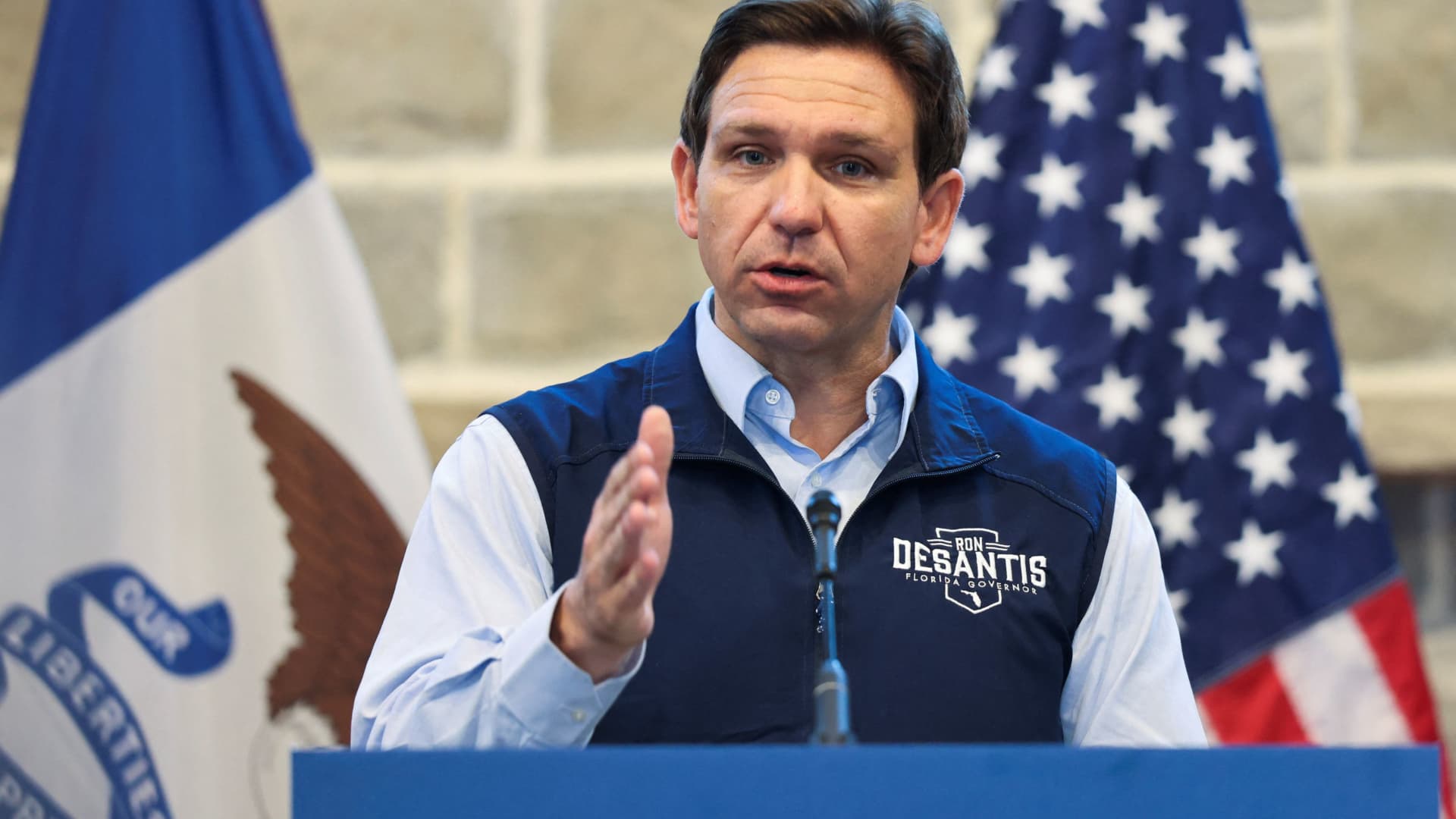 Florida Governor Ron Desantis addresses Iowa residents on his second day of campaigning as an official candidate for the 2024 U.S. Republican presidential nomination, at Sun Valley Barn in Pella, Iowa, U.S. May 31, 2023. 