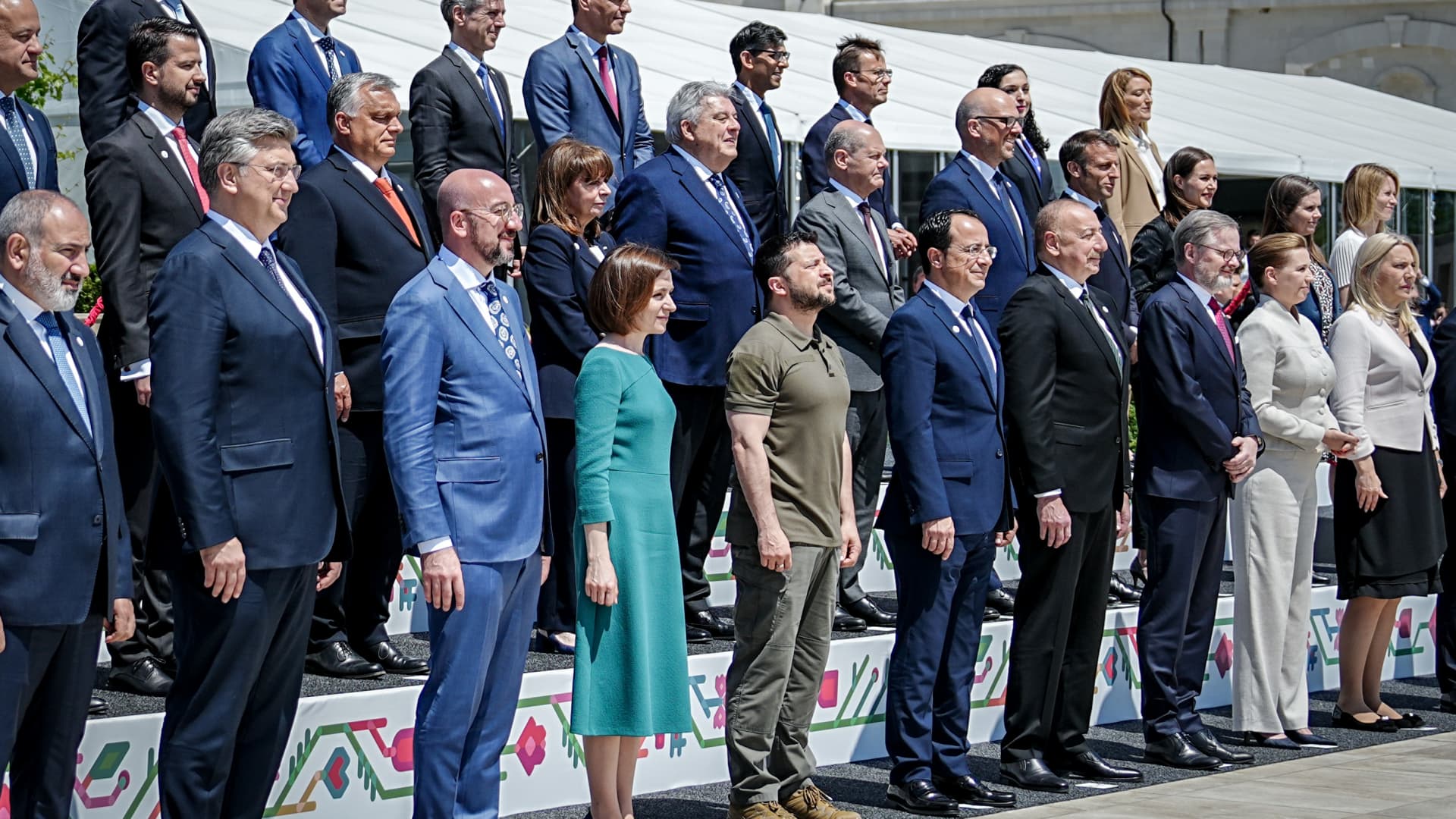 The heads of state and government with Volodymyr Selenskyj (front M), President of Ukraine, and German Chancellor Olaf Scholz (SPD, second row, center r), stand together for the family photo at the European Political Community (EPC) summit in Moldova.