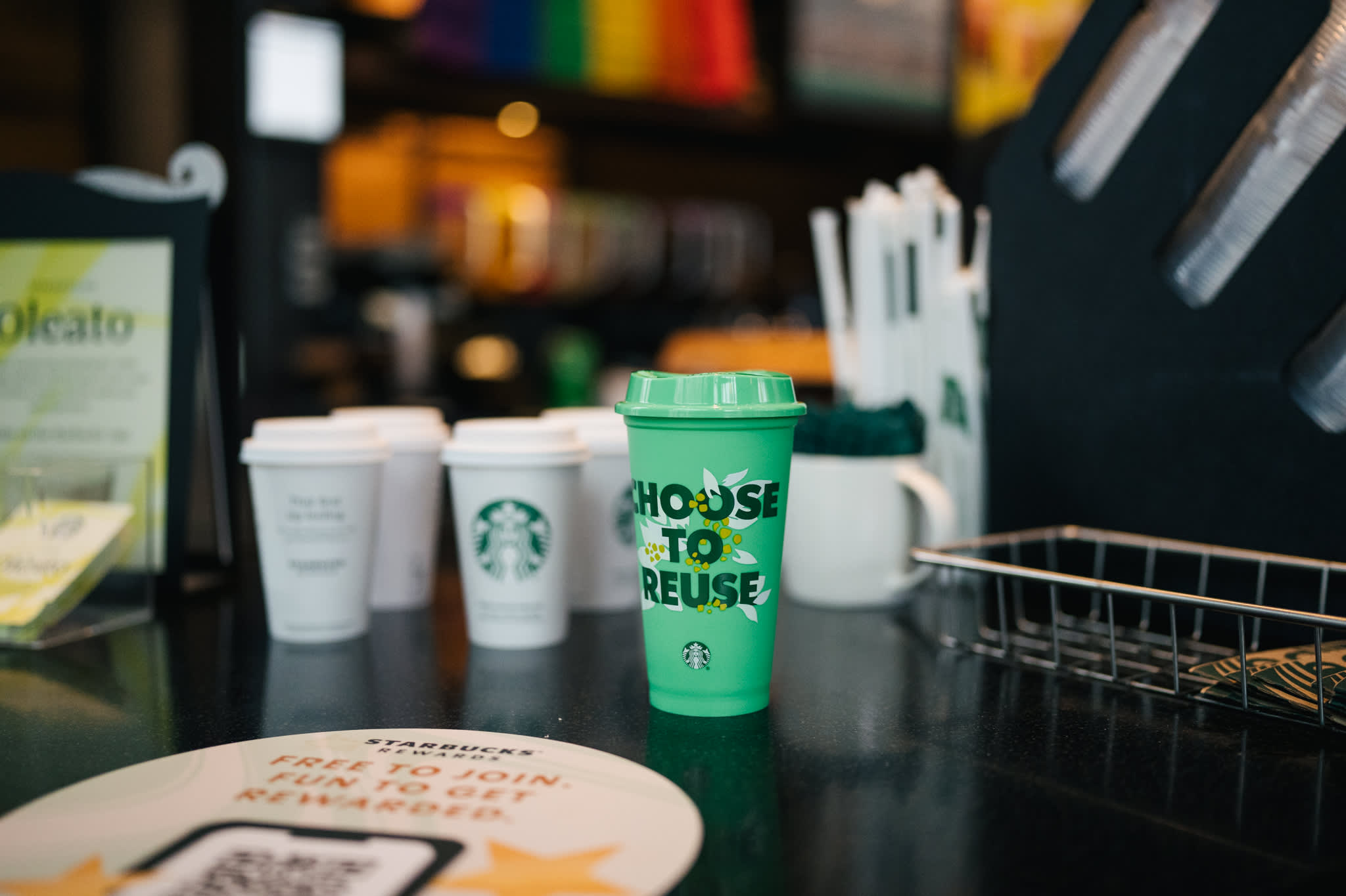 Starbucks tiene un problema climático con la taza de café, como auges móviles y drive-thru