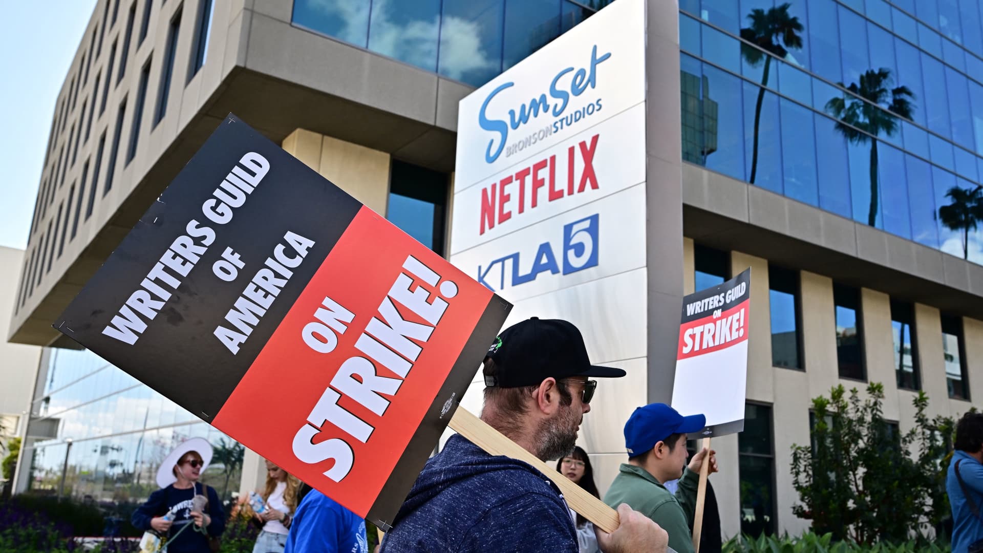 Directors Guild’s deal with Hollywood doesn’t necessarily foreshadow end to writers strike