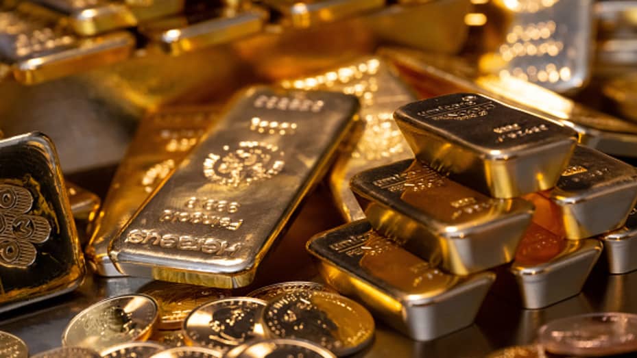 Gold hovers near $2,000 on Middle East risks, focus on Fed