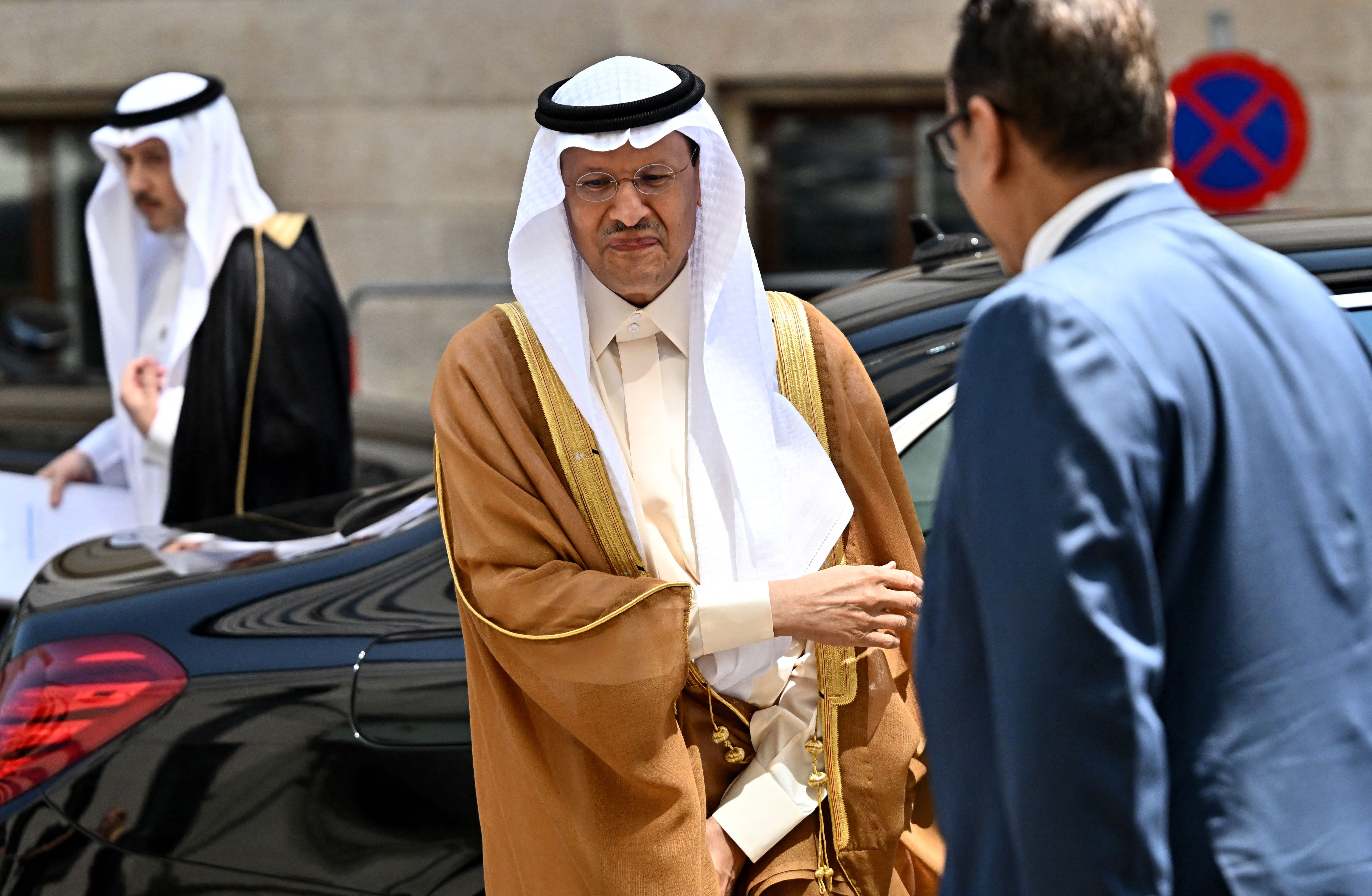 OPEC+ sticks to 2023 oil production targets as Saudi Arabia announces further voluntary cuts