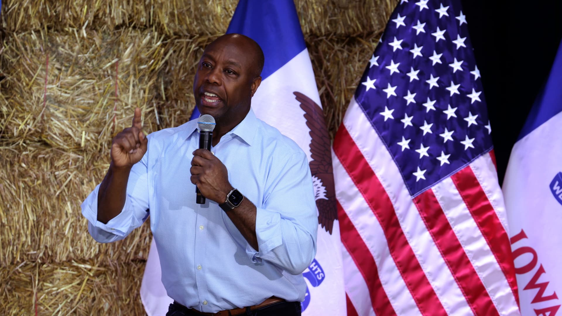 DES MOINES, IOWA - JUNE 03: Republican presidential candidate Senator Tim Scott (R-SC) speaks to guest during the Joni Ernst's Roast and Ride event on June 03, 2023 in Des Moines, Iowa. 