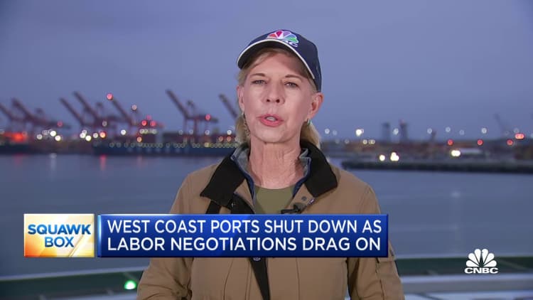 أغلقت موانئ الساحل الغربي مع استمرار المفاوضات العمالية