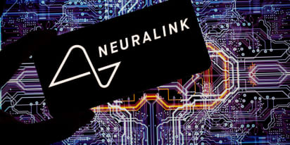 Neuralink says its in-human brain implant has encountered a problem 
