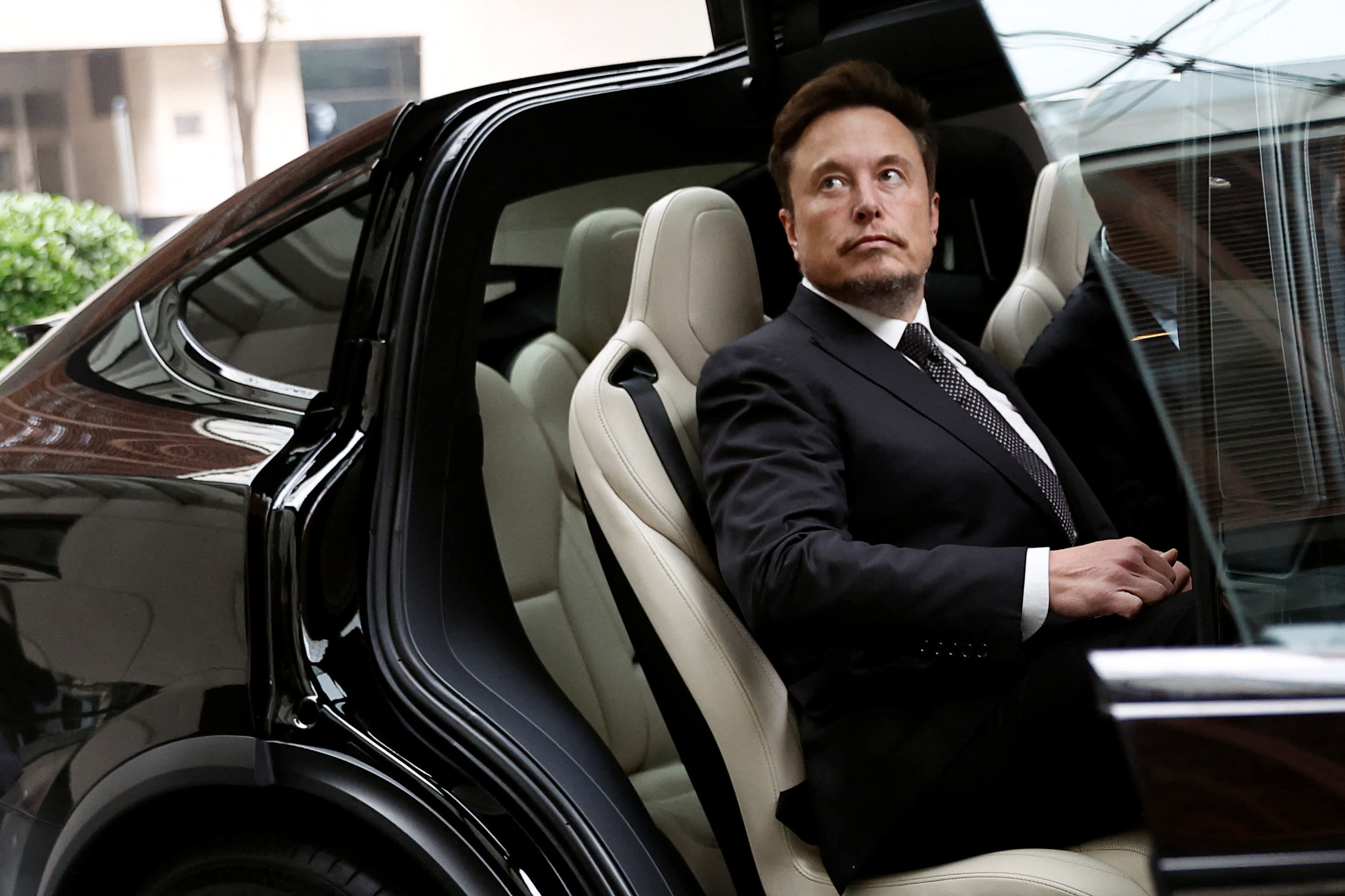 Elon Musk odwiedza Chiny, gdy Tesla stara się wdrożyć technologię autonomicznego prowadzenia pojazdu