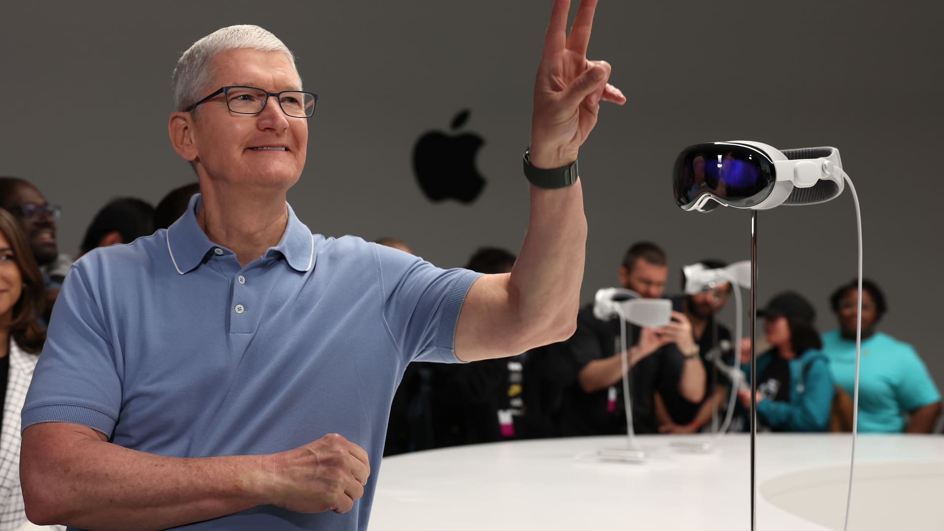 Longest Revenue Slump in Two Decades Causes Apple’s Stock to Lag Behind Competitors in 2023