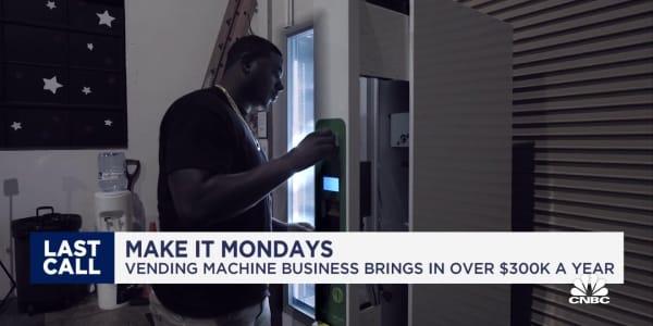 A 31-year-old turned his side hustle into a $300,000 vending machine business