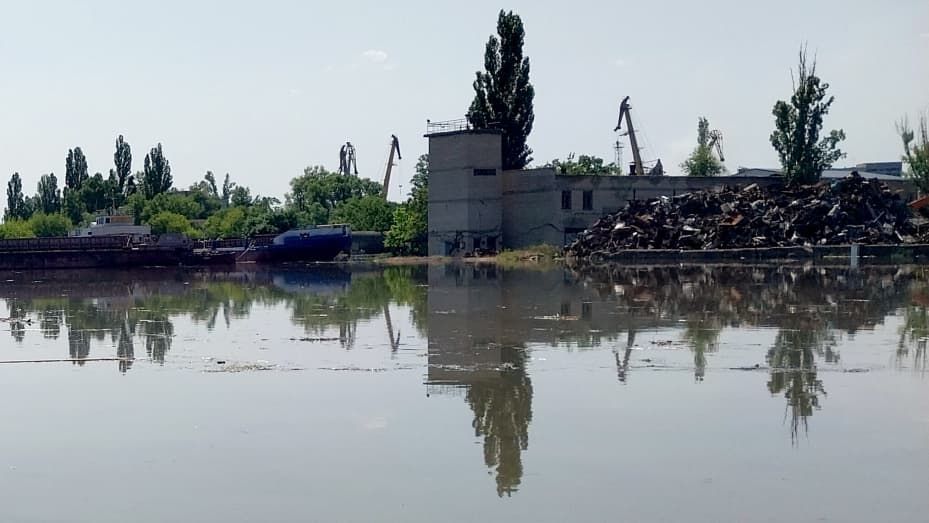 TOPSHOT - This general view shows a partially flooded area of Kherson on June 6, 2023, following damage sustained at Kakhovka hydroelectric dam. A Russian-held dam in southern Ukraine was damaged on June 6, with Kyiv and Moscow accusing each other of blowing it up while locals were forced to flee rising waters. The dam was partially destroyed by 