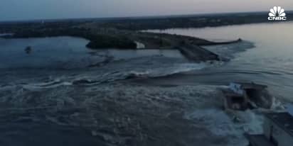 Massive amount of water surges through Ukrainian dam after major damage