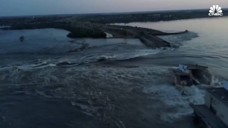 Massive amount of water surges through Ukrainian dam after major damage