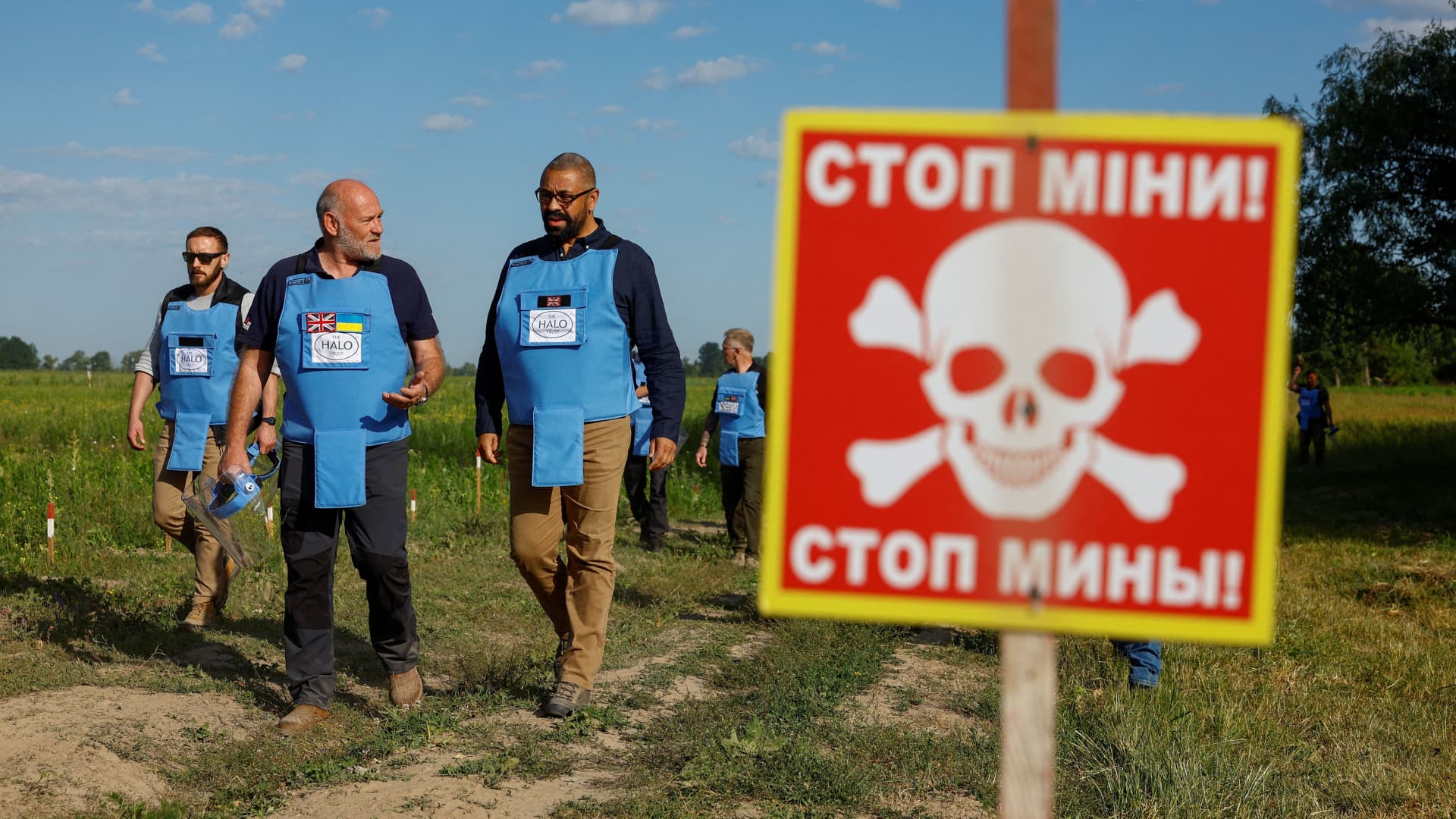 Britain's Foreign Secretary James Cleverly (C) visits members of the Halo Trust non-commercial charity organisation for de-mining,in the village of Hrebelky, east of Kyiv on June 6, 2023, amid Russia's attack on Ukraine.