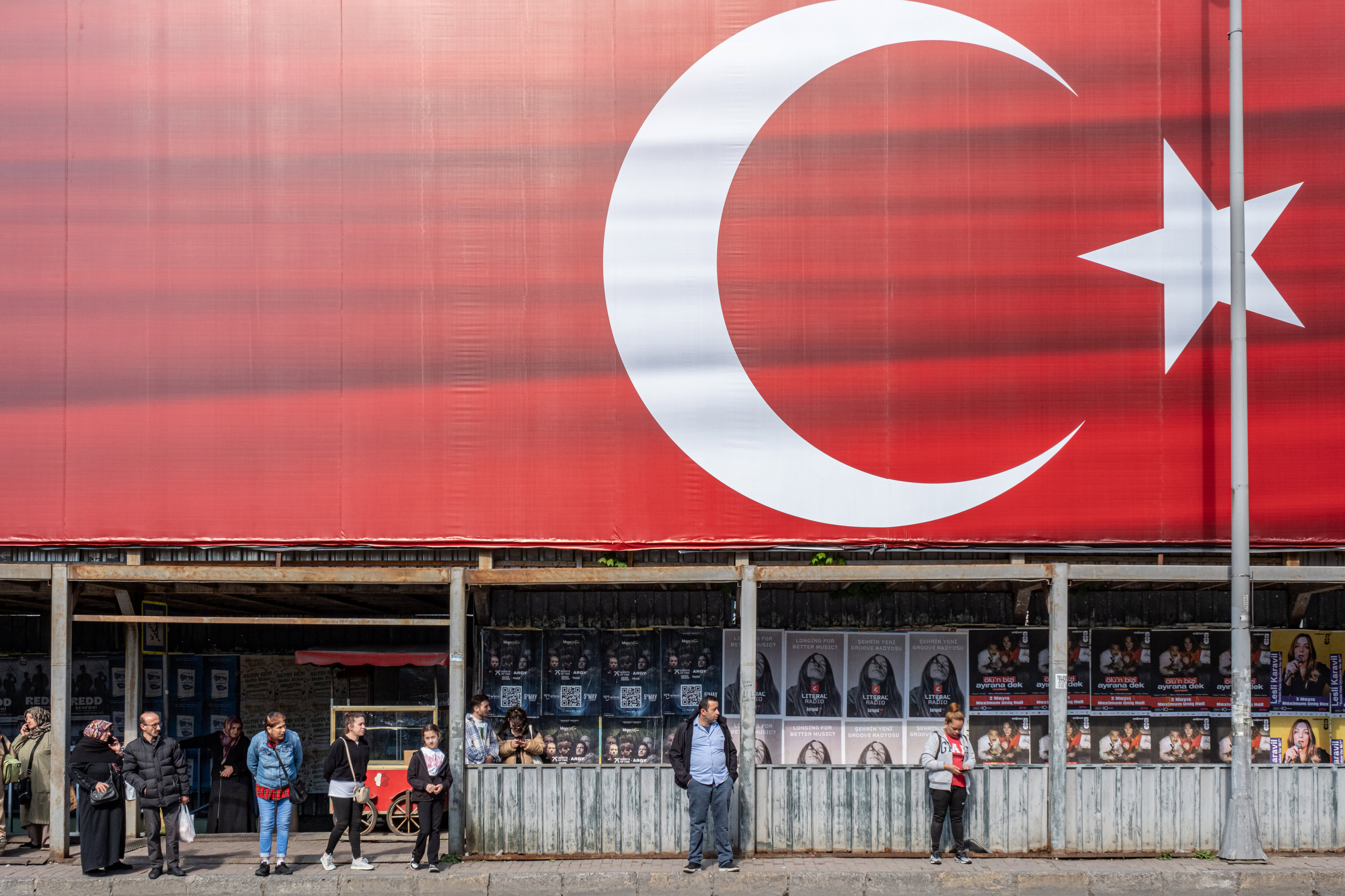Türkiye Merkez Bankası, yüzde 40’lık enflasyonla mücadele etmek için faiz oranını dramatik bir değişimle yüzde 15’e yükseltti.