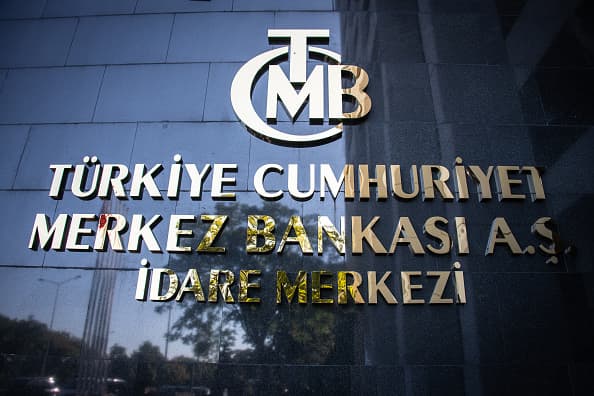 तुर्की के केंद्रीय बैंक ने उम्मीद से ज़्यादा बड़ी दर बढ़ोतरी की घोषणा की है