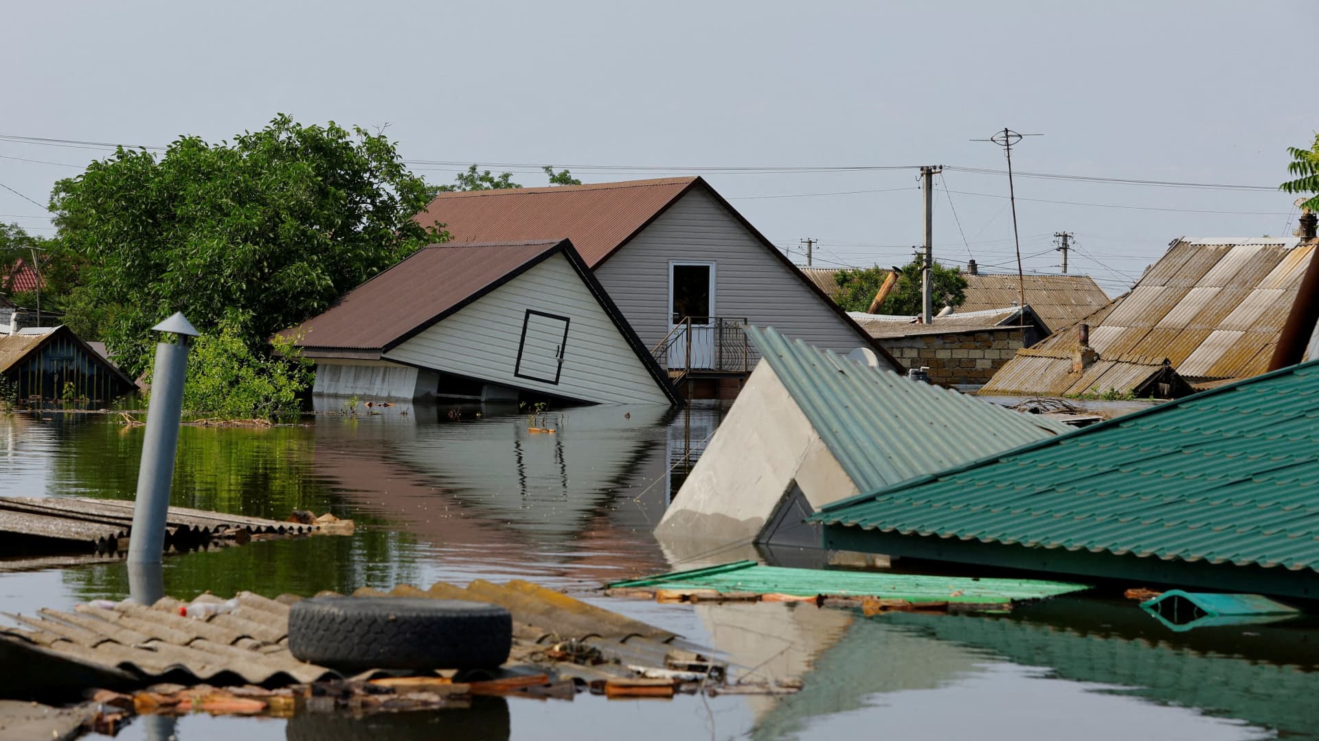 A view shows a flooded residential area following the collapse of the Nova Kakhovka dam in the course of Russia-Ukraine conflict, in the town of Hola Prystan in the Kherson region, Russian-controlled Ukraine, June 8, 2023. 