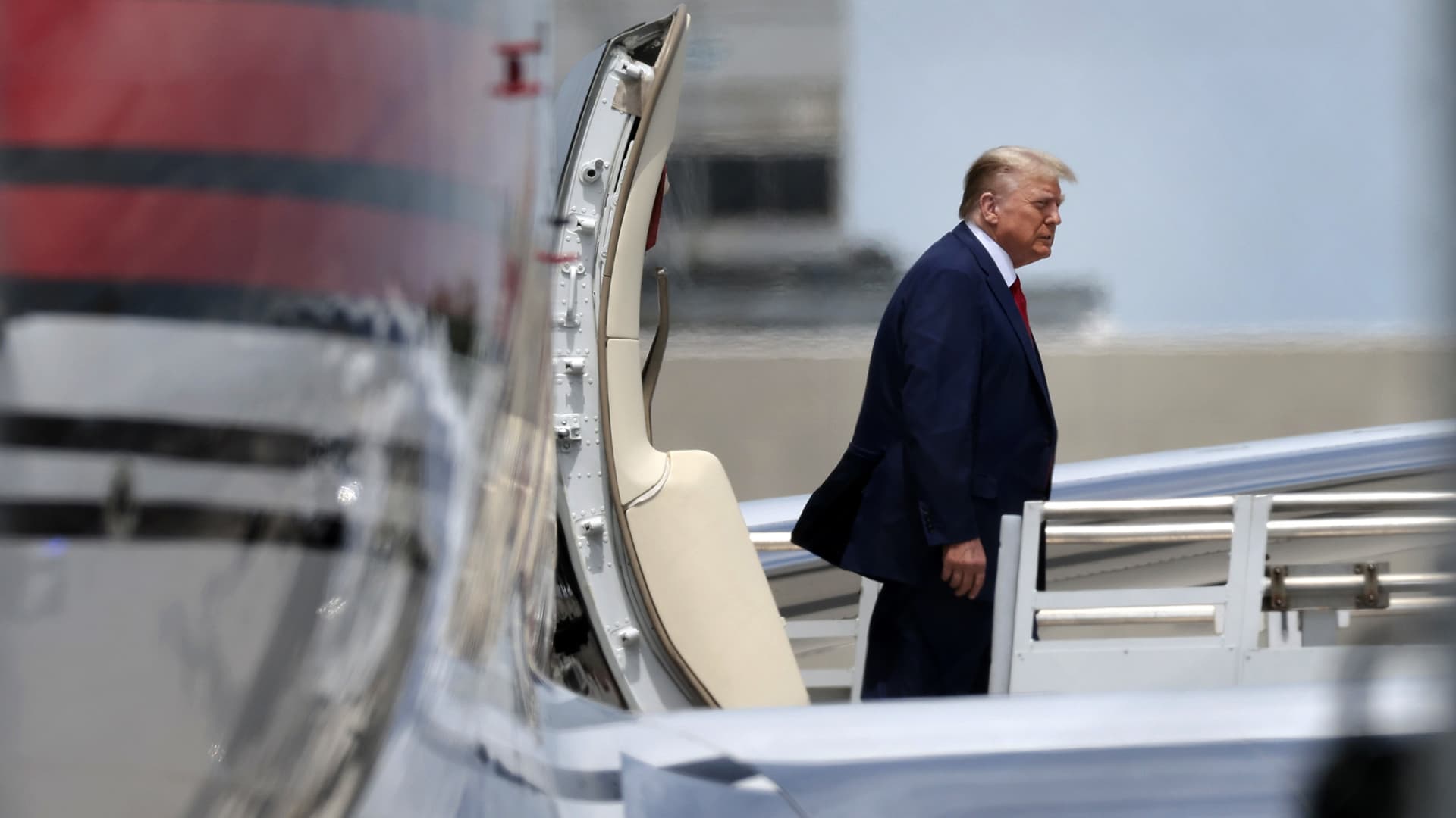 Trump arrives in Miami for his arraignment, still looking for a local lawyer