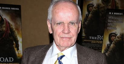 Cormac McCarthy, Pulitzer-winning novelist known for apocalyptic Westerns, dies at 89