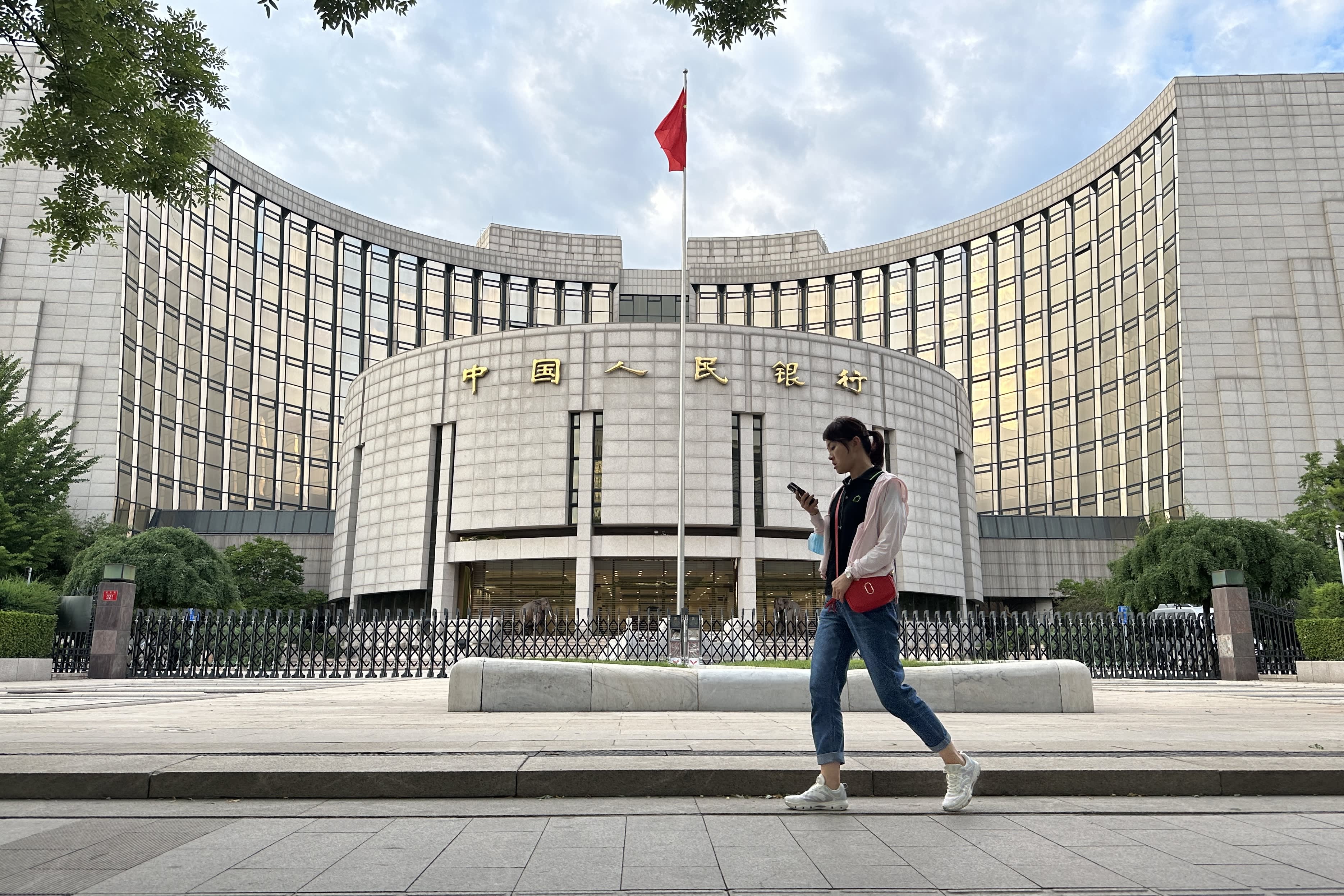 A China cortou sua principal taxa de juros pela primeira vez em 10 meses, à medida que a recuperação econômica desacelerou