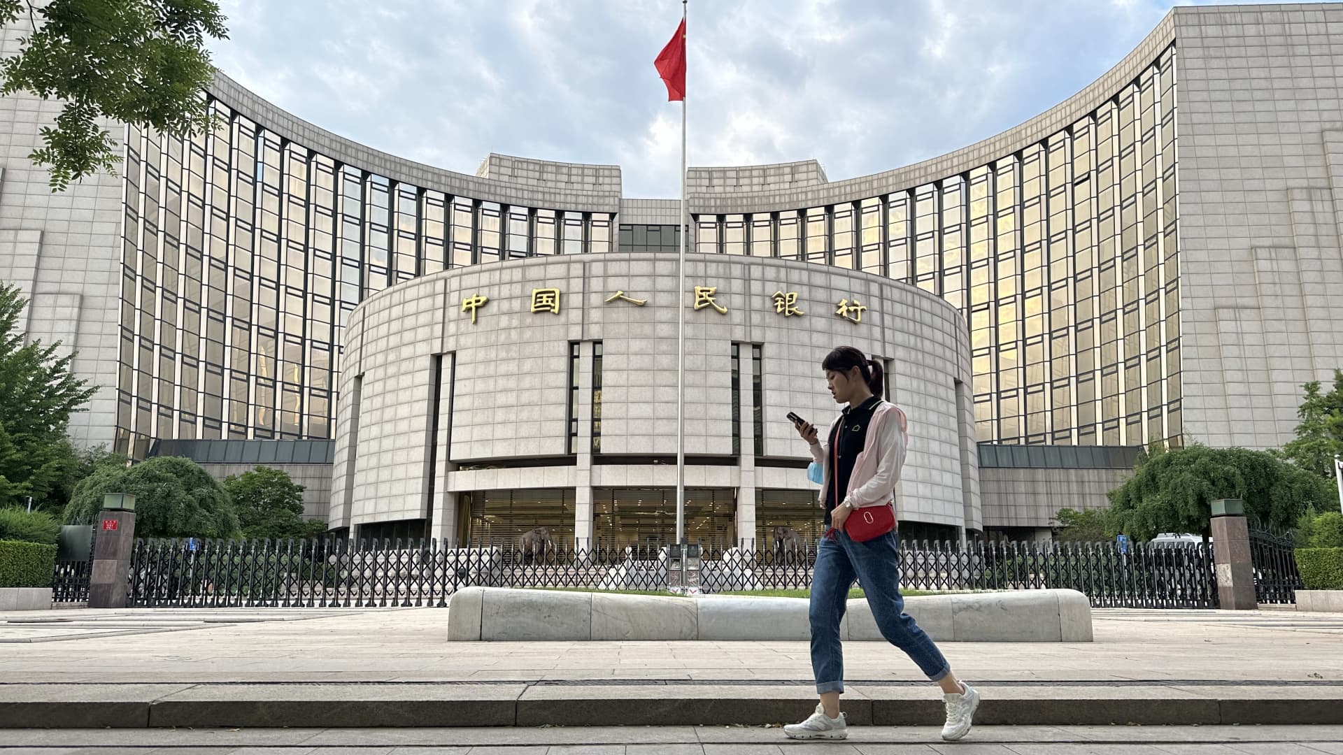 China cuts banks’ reserve ratio to assist recovery