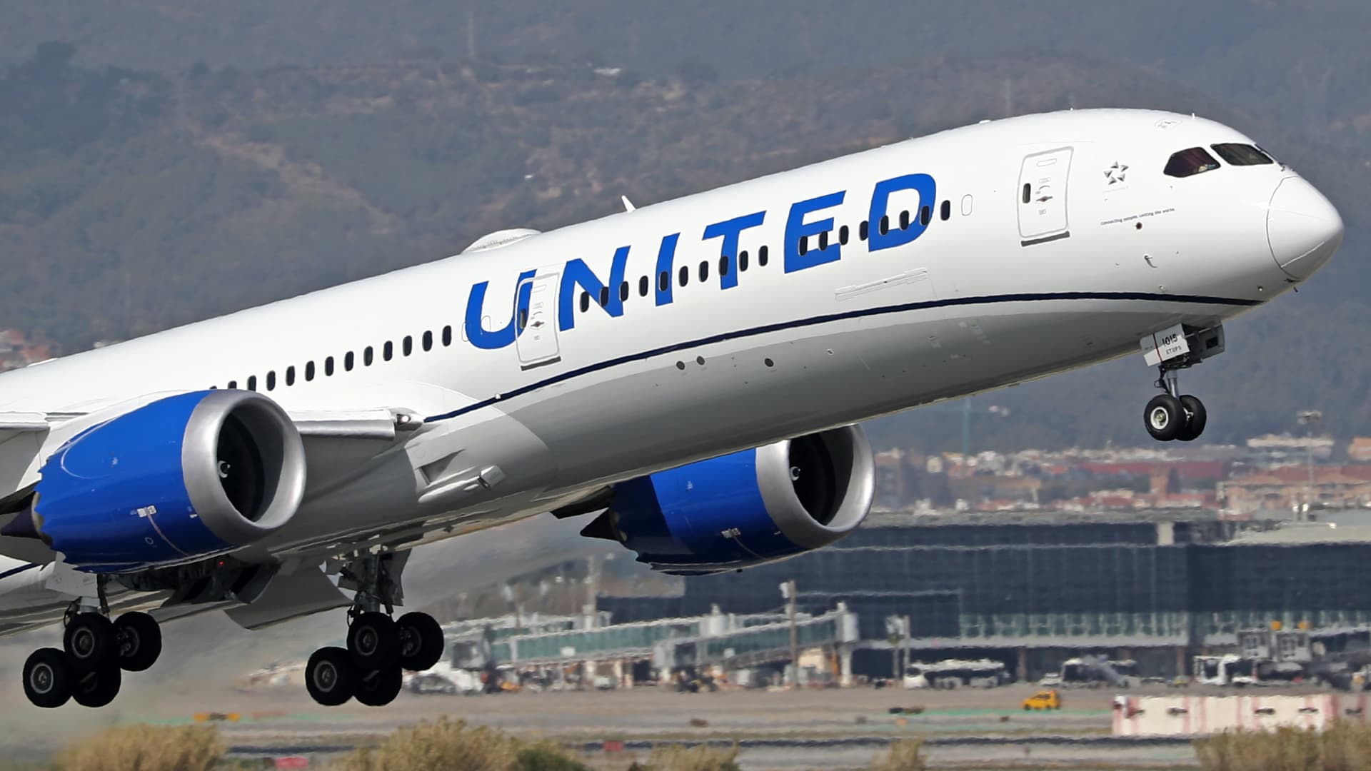 United Airways pilots approve new contract with as much as 40% raises