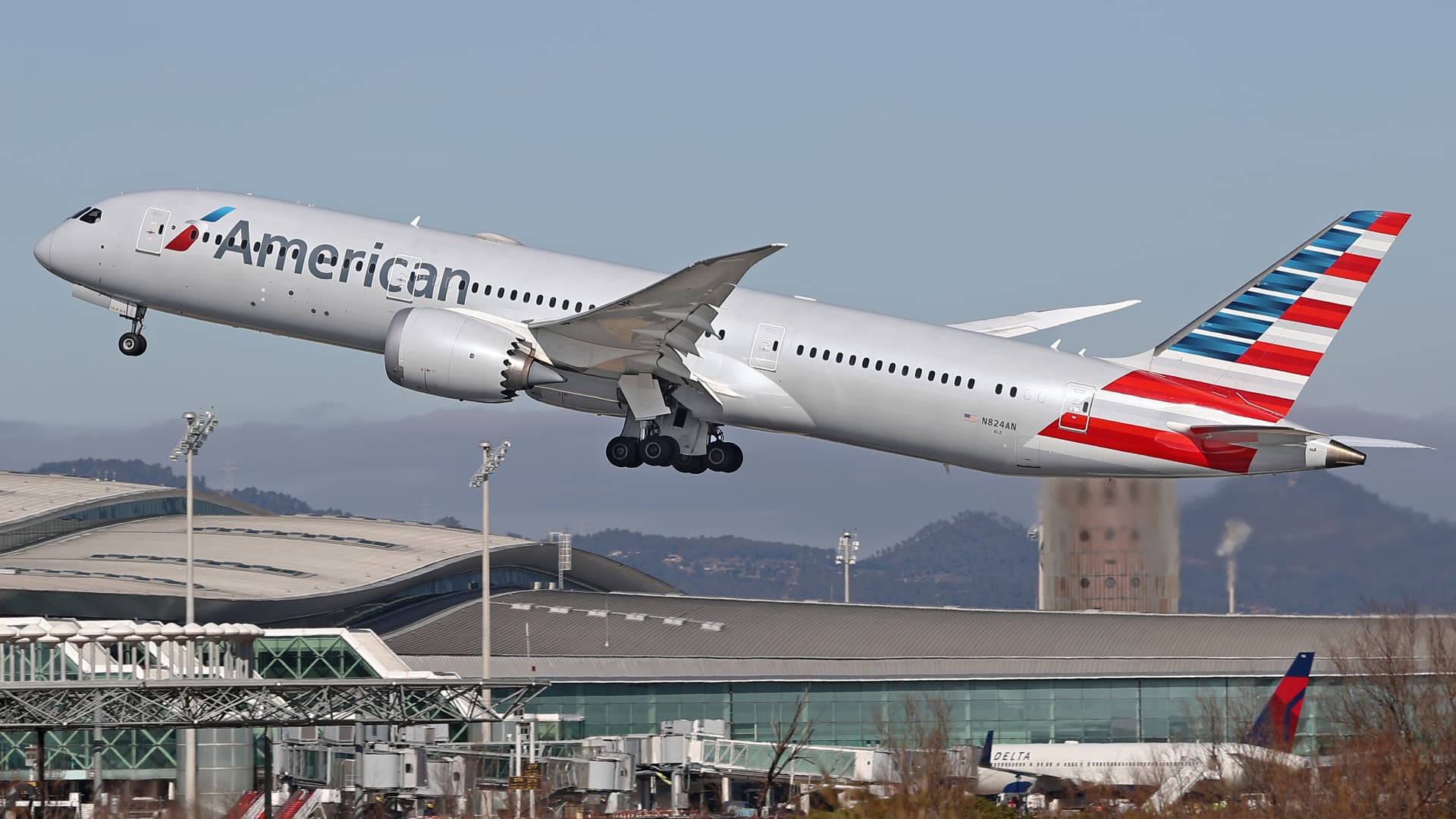 American Airways cuts some worldwide flights citing Boeing delays