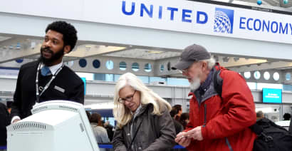 United starts letting friends and family pool frequent flyer miles
