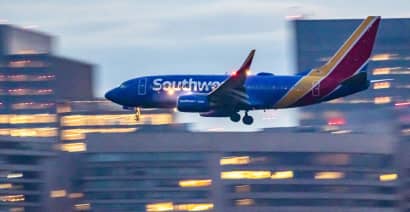 Southwest Airlines shares tumble 9% as costs rise, unit revenue slips