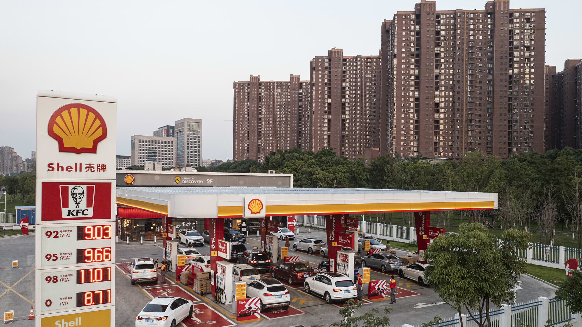 Shell CEO says EV charging stations in China are hot, predicts ‘robust’ oil and gas demand Auto Recent