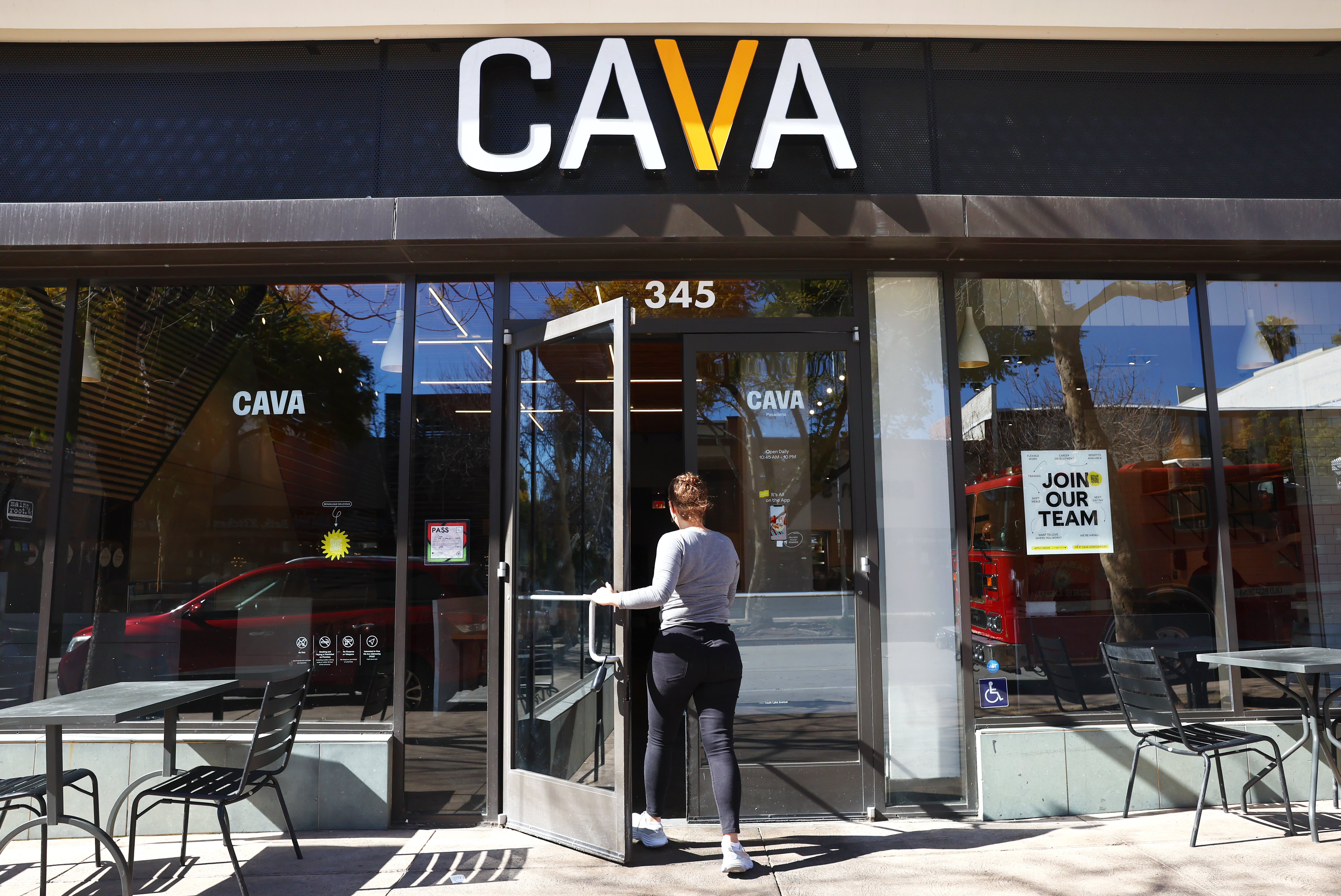 Die Lieferaufträge für Cava und Sweetgreen gehen ein, während die Kunden das Essen abholen