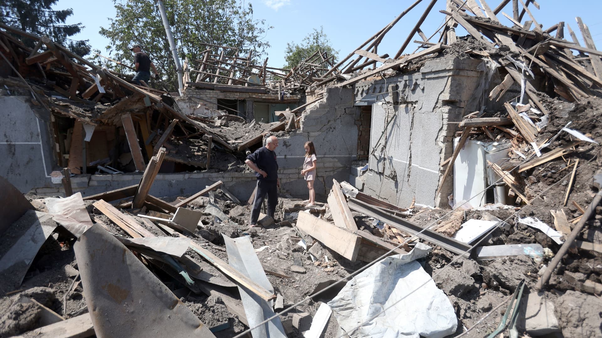 Iedzīvotāji stāv starp savu māju drupām pēc Krievijas uzbrukuma Kramatorskai 2023. gada 14. jūnijā.