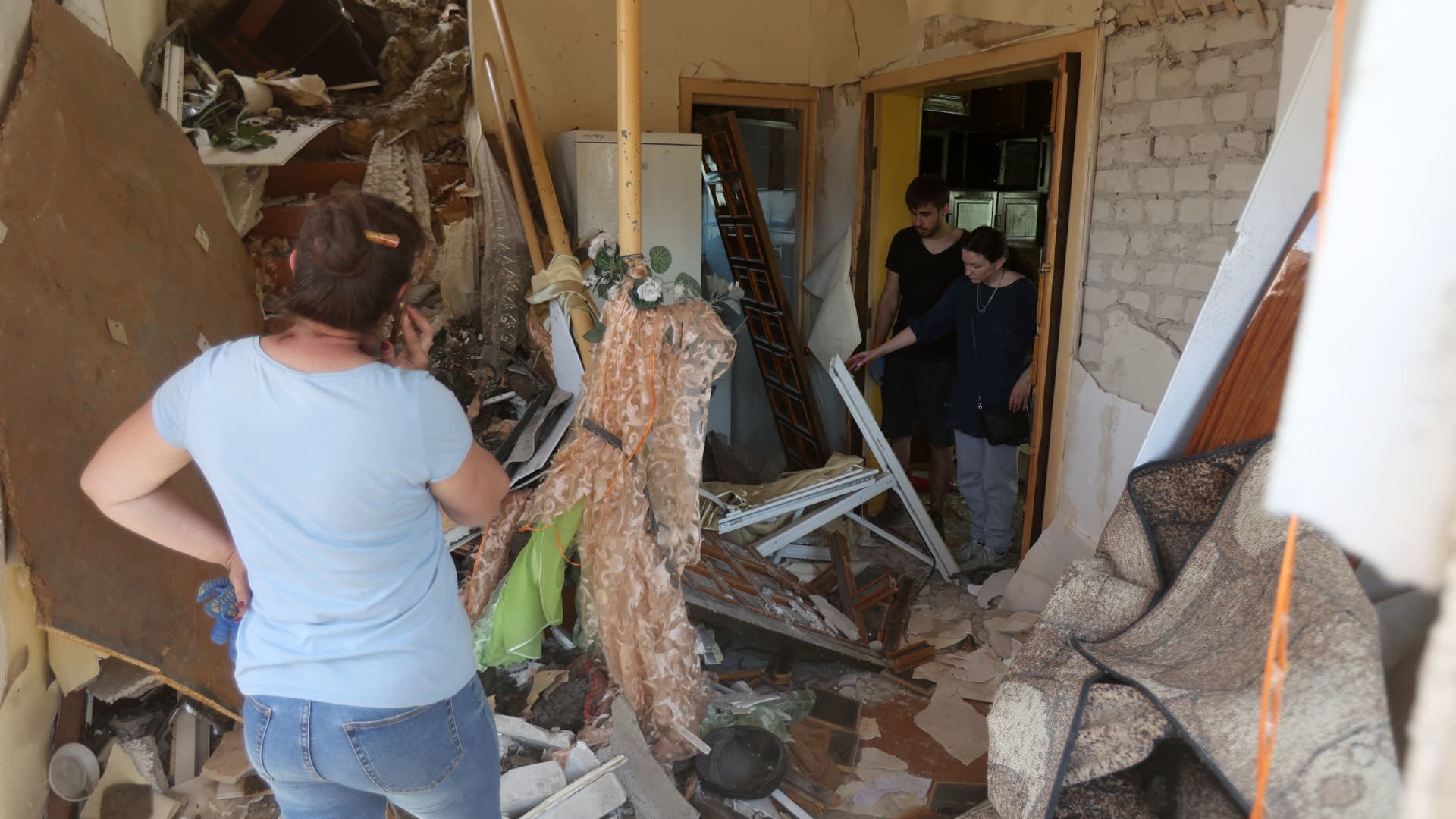 Iedzīvotāji izglābj mantas no savas mājas drupām pēc Krievijas uzbrukuma Kramatorskai 2023. gada 14. jūnijā.