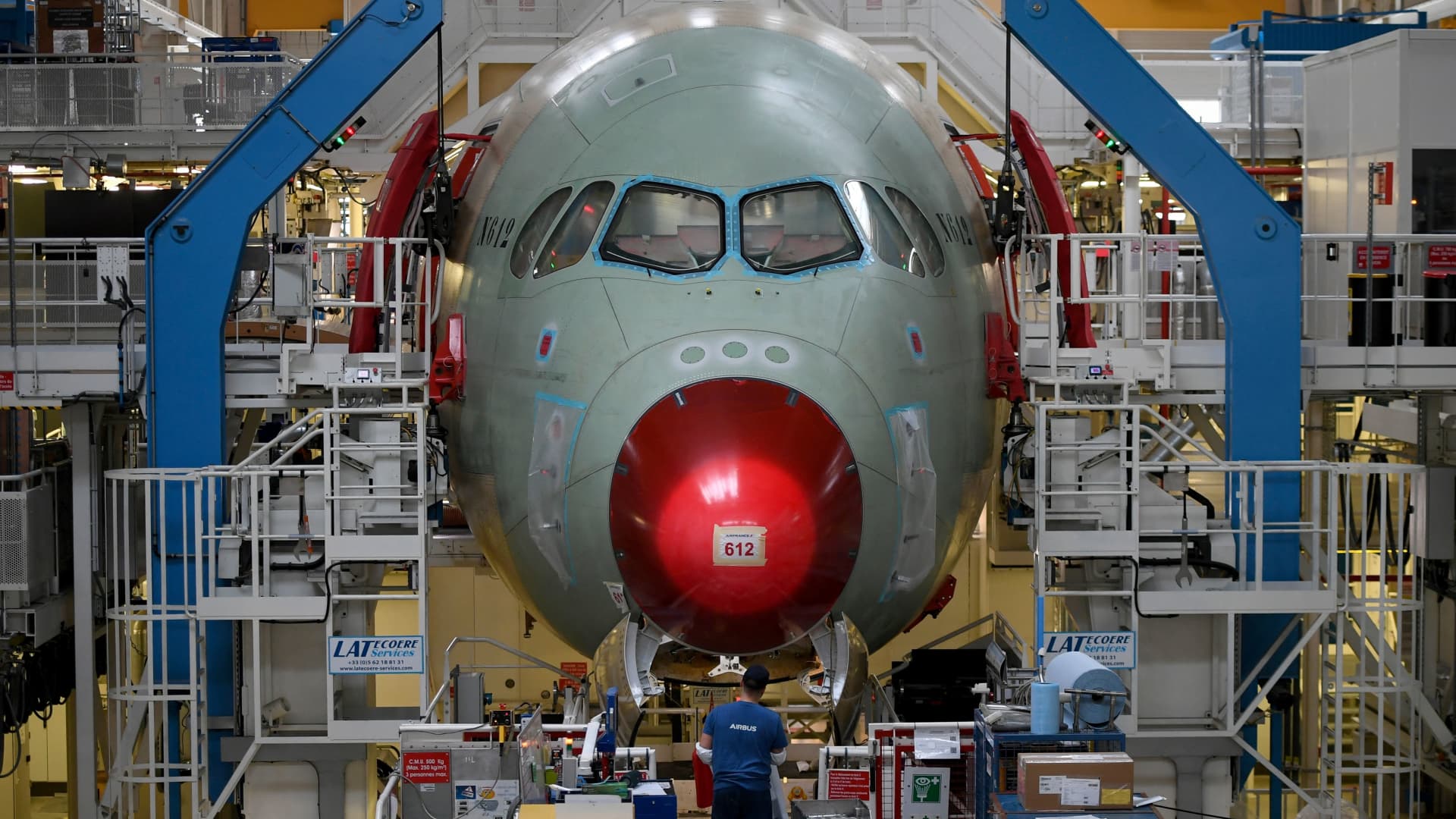 Paris Airshow powraca, gdy Boeing i Airbus ścigają się, by zwiększyć produkcję