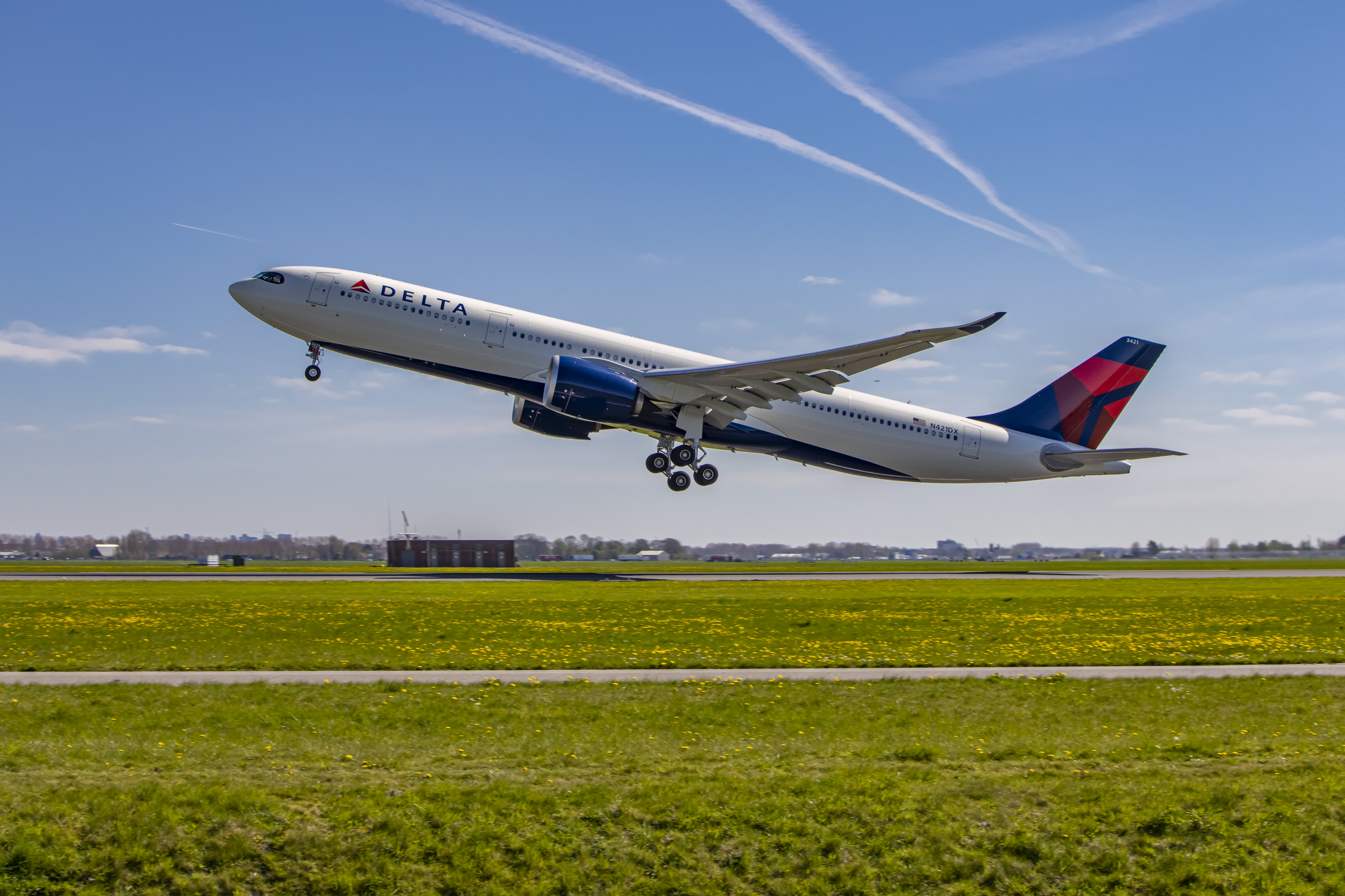 Delta lifts profit forecast thanks to strong demand and premium tickets